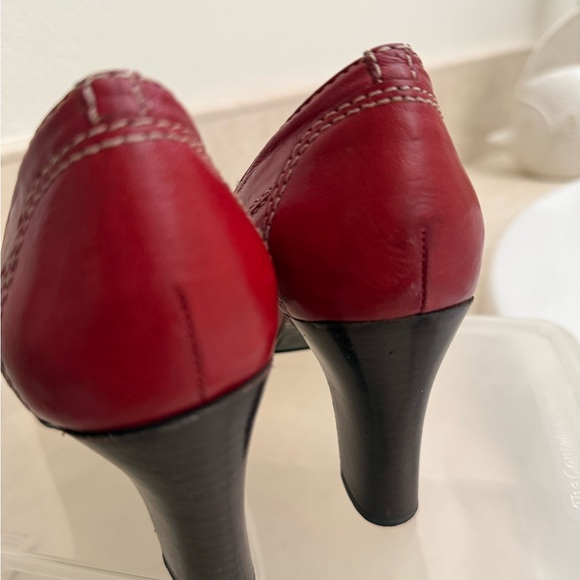 Red Bandolino heels with buckle detail - Picture 3 of 6